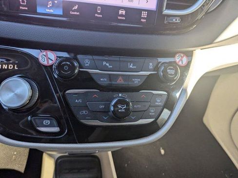 Certified 2022 Chrysler Pacifica Touring-L FWD image 24