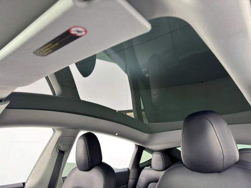 Used 2021 Tesla Model Y 2WD image 11