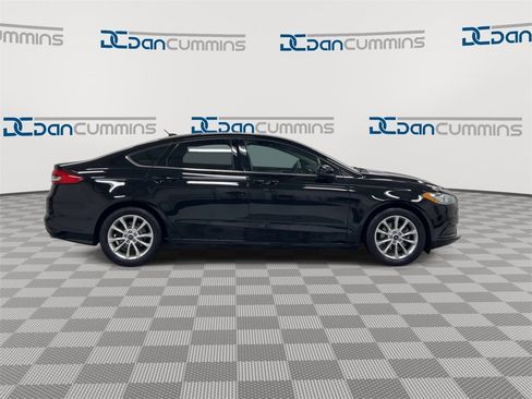 Used 2017 Ford Fusion SE w/ Fusion SE Technology Package image 9