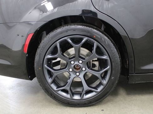 Used 2022 Chrysler 300 Touring w/ Sport Appearance Package RWD image 5