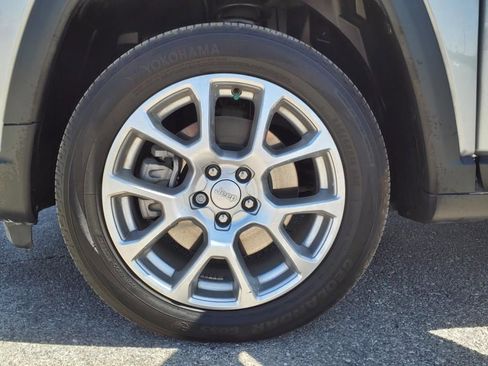 Used 2024 Jeep Compass Latitude image 30