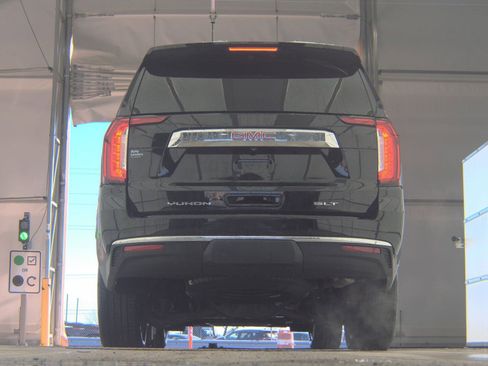 Used 2024 GMC Yukon SLT w/ SLT Luxury Package image 7
