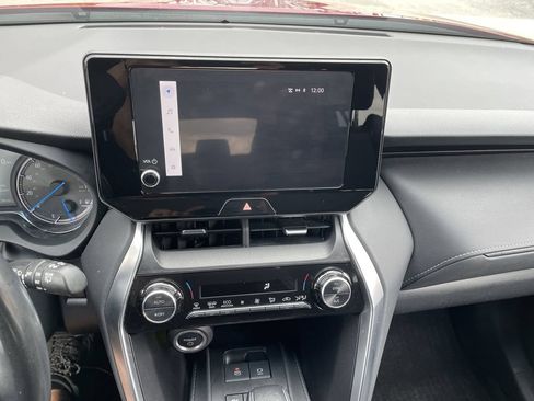 Used 2023 Toyota Venza LE AWD/4WD image 18