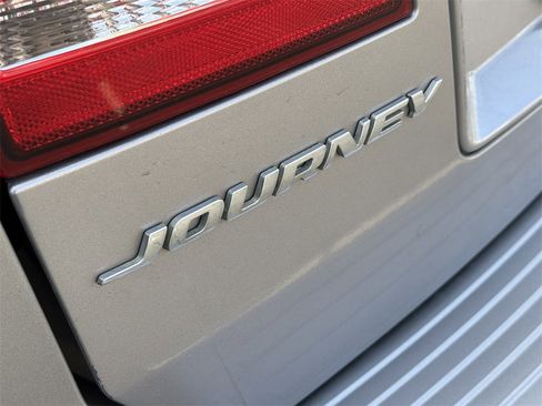 Used 2017 Dodge Journey SE image 8