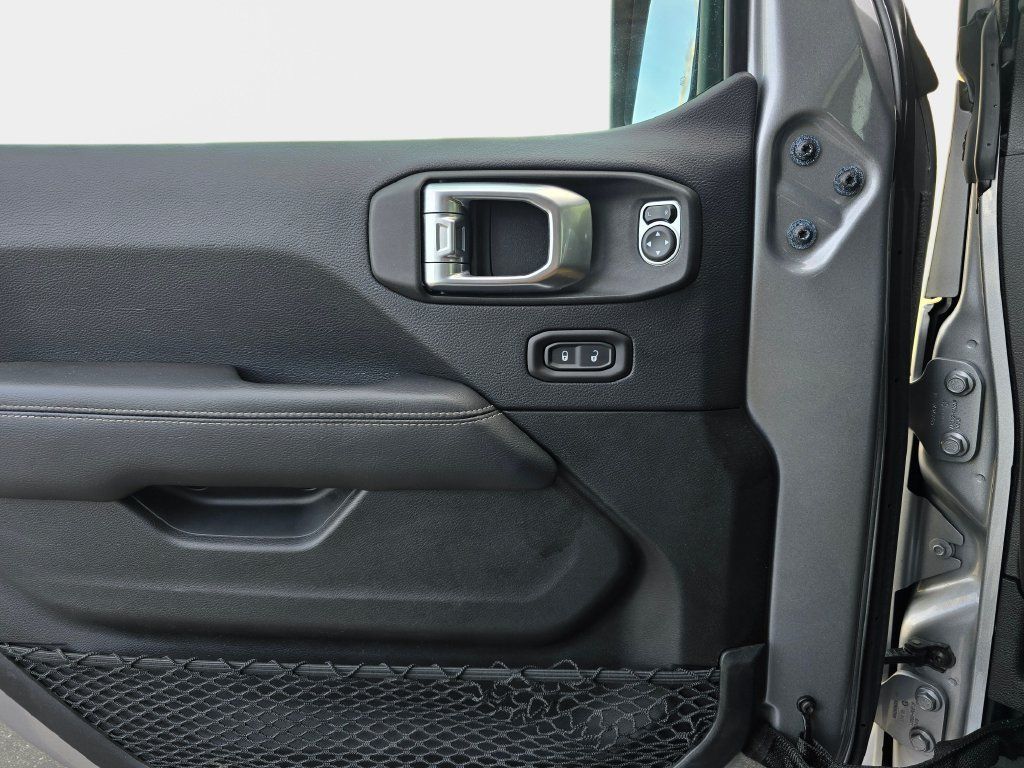 Used 2018 Jeep Wrangler Unlimited Sahara AWD/4WD image 30