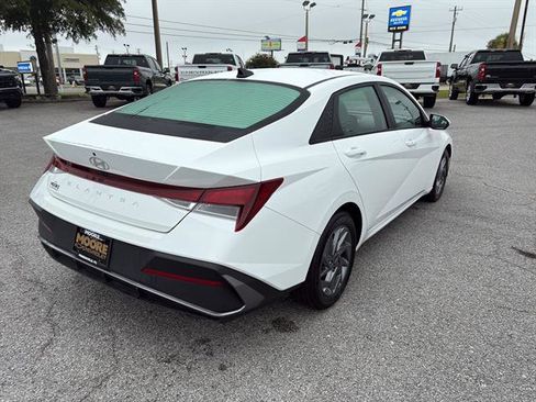 Used 2024 Hyundai Elantra SEL image 31