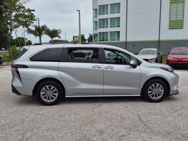 Used 2024 Toyota Sienna XLE FWD image 4