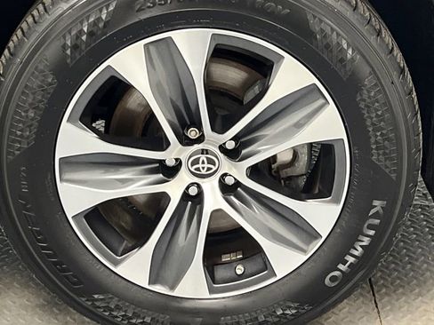 Used 2023 Toyota Highlander XLE image 22