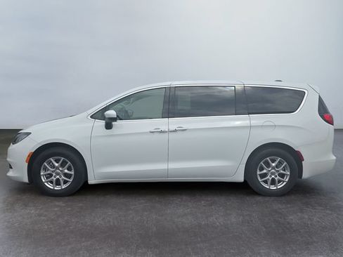 Used 2023 Chrysler Voyager LX FWD image 2