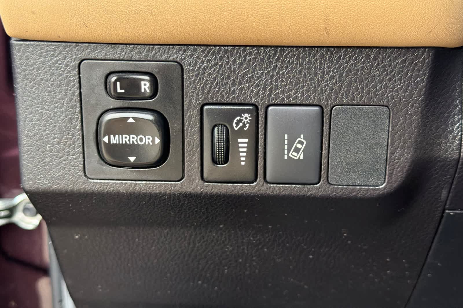 Used 2018 Toyota RAV4 XLE w/ Plus Extra Value Package FWD image 28