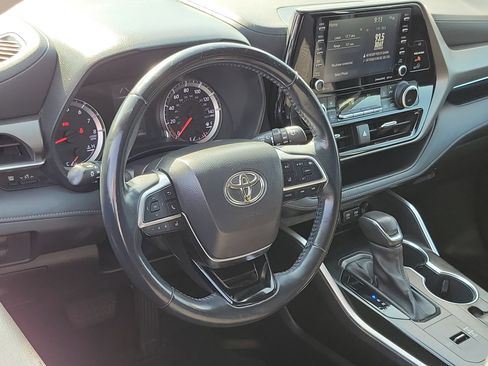Used 2021 Toyota Highlander LE FWD image 7