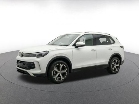 Used 2026 Volkswagen Tiguan SE AWD/4WD image 4