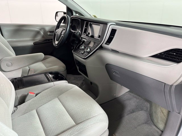 Used 2015 Toyota Sienna LE FWD image 40