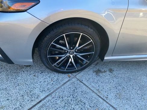Used 2022 Toyota Camry SE image 4