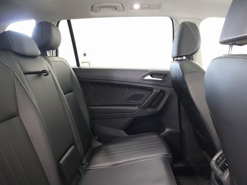 Used 2022 Volkswagen Tiguan SE w/ Panoramic Sunroof Package image 24