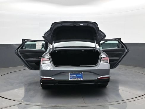 Certified 2021 Hyundai Elantra Limited FWD image 33