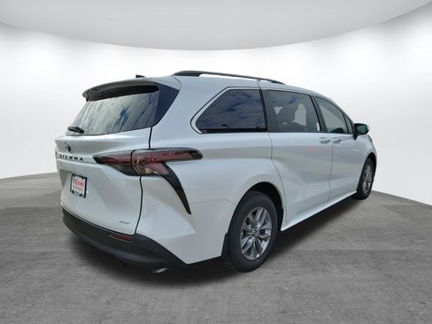 New 2026 Toyota Sienna XLE image 5