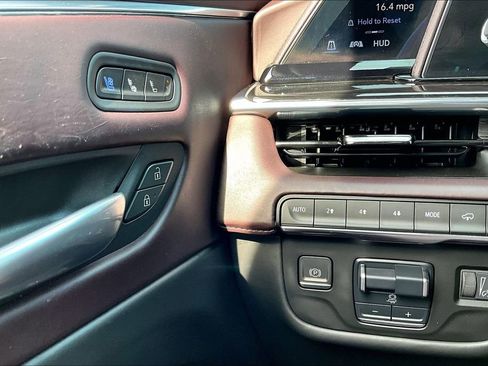 Used 2022 Cadillac Escalade Sport Platinum w/ LPO, ONYX Package AWD/4WD image 24