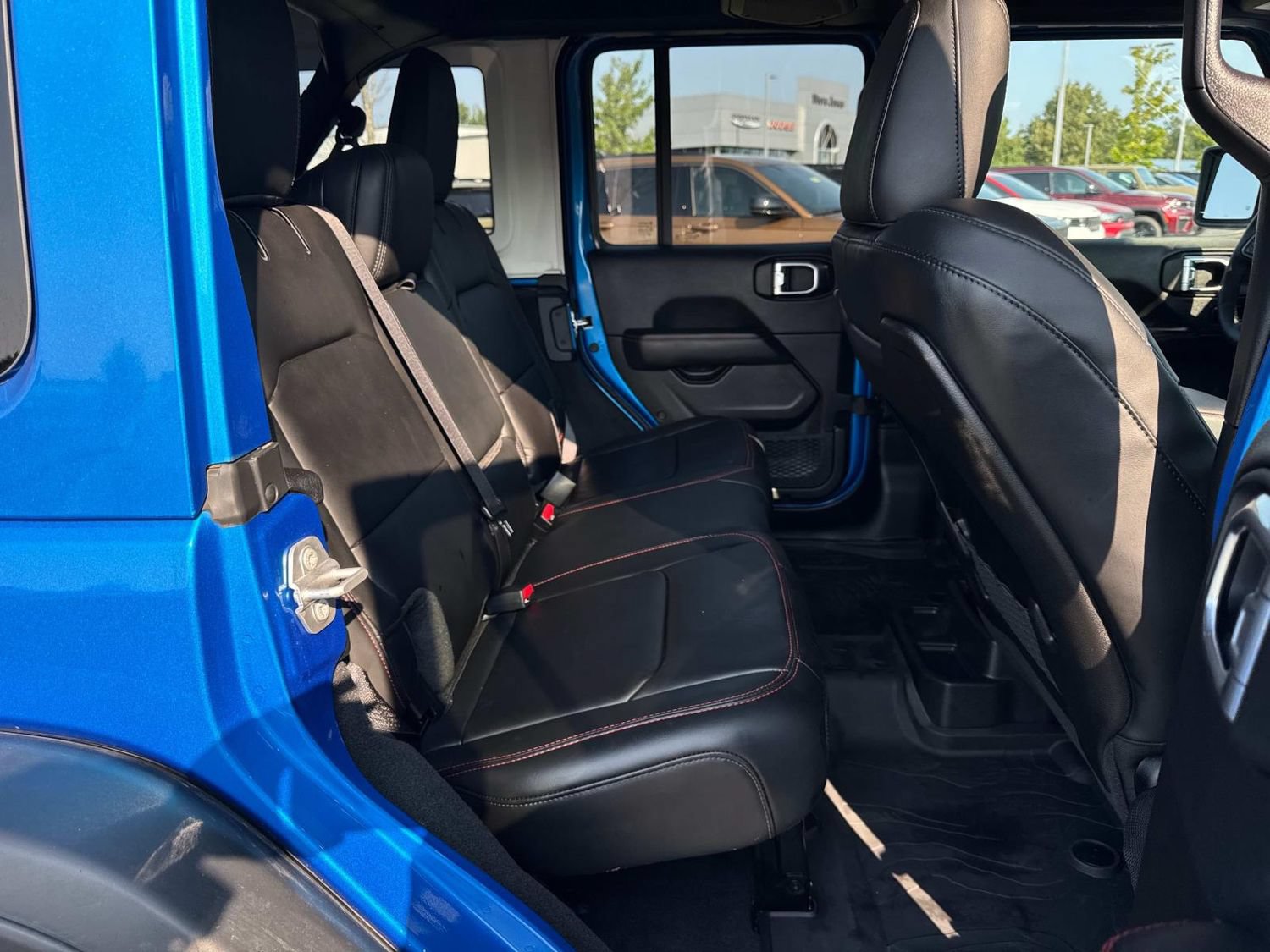 Used 2025 Jeep Wrangler Unlimited Rubicon w/ Convenience Group AWD/4WD image 24