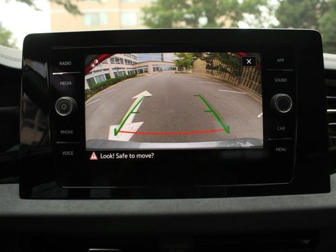Used 2025 Volkswagen Jetta SE FWD image 33