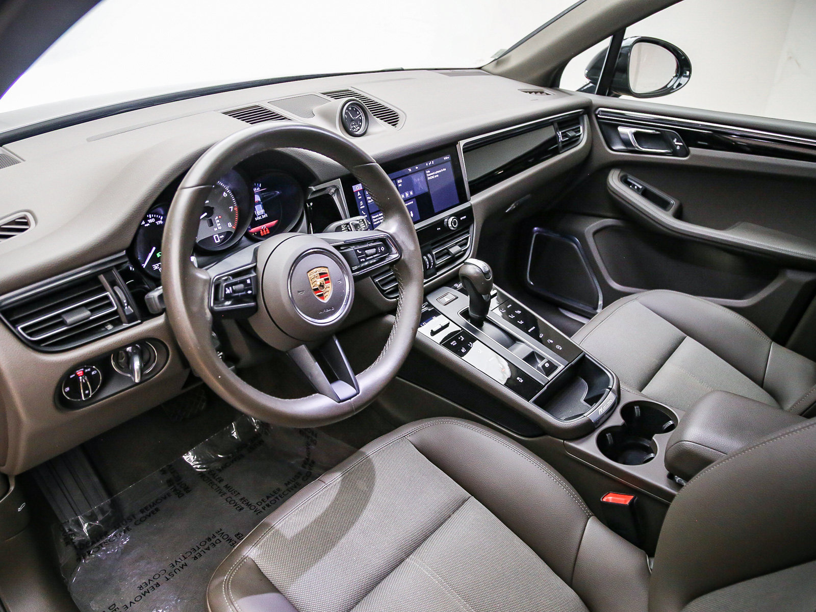Certified 2023 Porsche Macan S AWD/4WD image 4