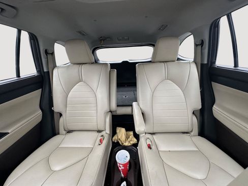 Used 2021 Toyota Highlander XLE FWD image 12