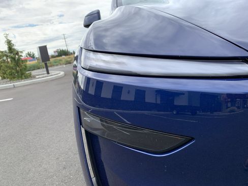 Used 2026 Tesla Model Y 2WD image 9