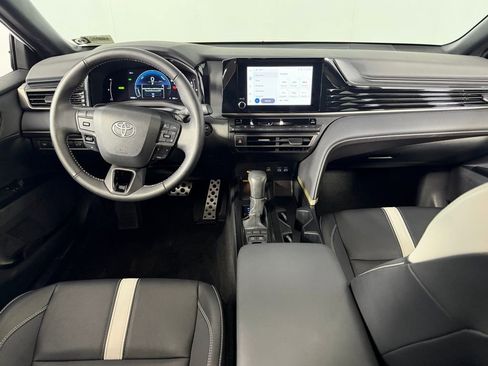 Used 2025 Toyota Camry SE image 12