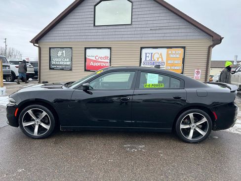 Used 2017 Dodge Charger SXT w/ Plus Group image 8
