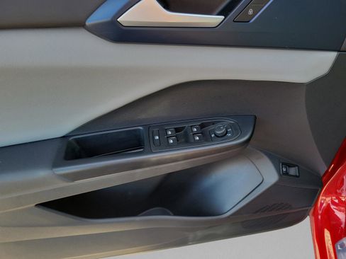 Used 2022 Volkswagen Taos SE w/ Panoramic Sunroof Package image 10