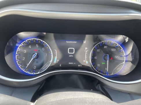 Used 2023 Chrysler Pacifica Touring-L FWD image 19