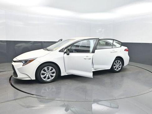 Used 2022 Toyota Corolla LE image 34