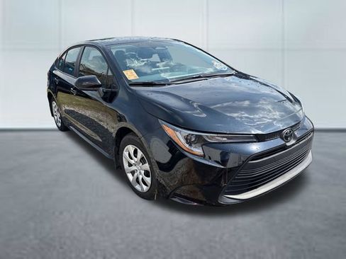 Used 2025 Toyota Corolla LE FWD image 5
