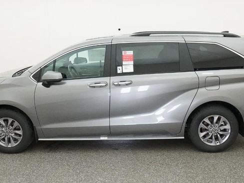 New 2026 Toyota Sienna XLE image 3