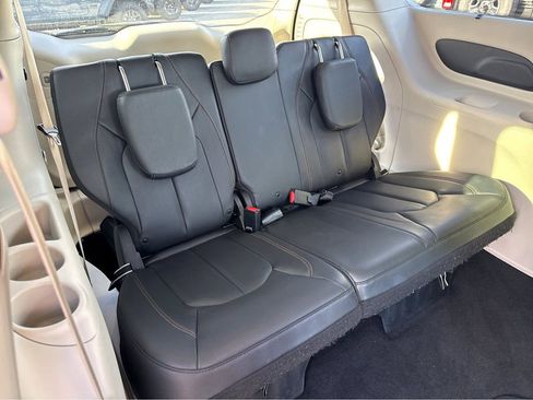 Used 2019 Chrysler Pacifica Touring-L w/ Tire & Wheel Group image 10
