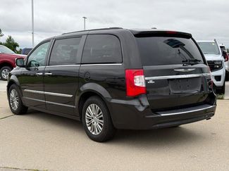 Used 2014 Chrysler Town & Country Touring-L w/ Driver Convenience Group FWD video 3