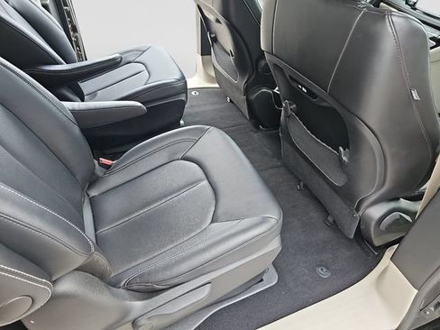 Used 2024 Chrysler Pacifica Limited FWD image 13