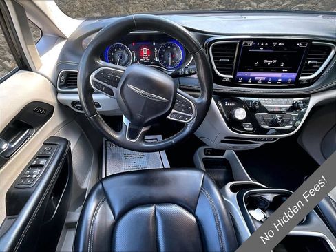 Used 2023 Chrysler Pacifica Touring-L FWD image 3