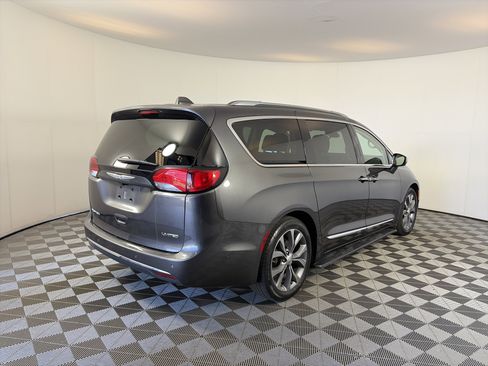 Used 2019 Chrysler Pacifica Limited w/ Advanced Safetytec Group FWD image 10