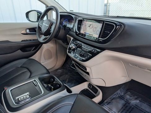 Used 2024 Chrysler Pacifica Touring-L image 27