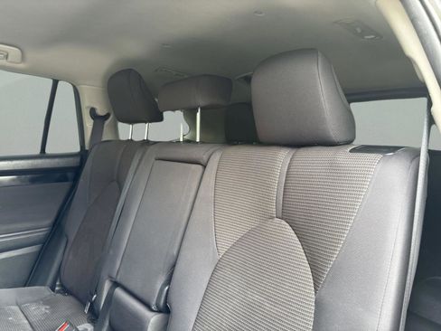 Used 2021 Toyota Highlander L image 17