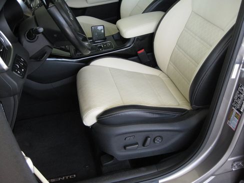 Used 2017 Kia Sorento SX FWD image 25