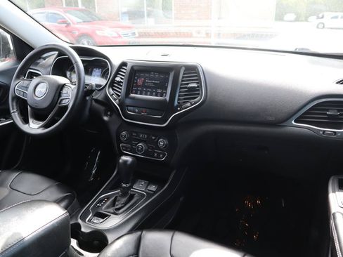 Used 2019 Jeep Cherokee Latitude Plus w/ Cold Weather Group FWD image 11