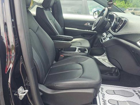 Used 2025 Chrysler Pacifica Select FWD image 9