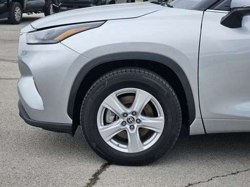 Used 2023 Toyota Highlander LE image 8