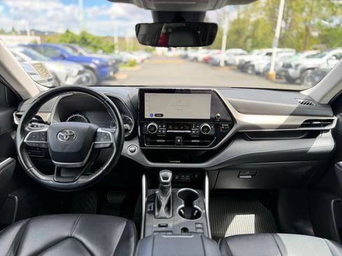 Used 2023 Toyota Highlander XLE AWD/4WD image 23