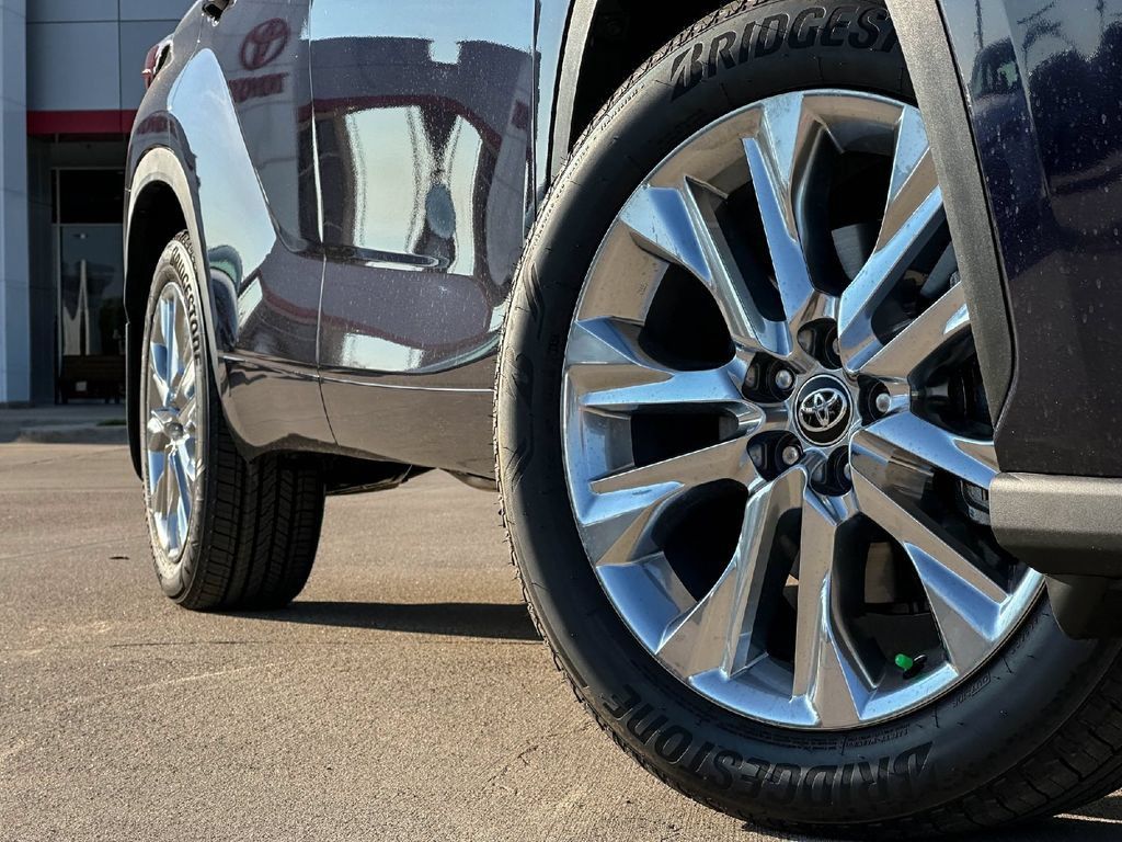 Used 2026 Toyota Highlander Limited AWD/4WD image 2