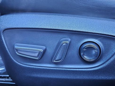 Used 2020 Toyota RAV4 XLE Premium image 27