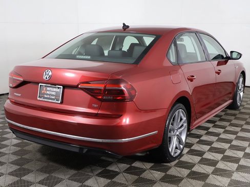 Used 2018 Volkswagen Passat 2.0T R-Line w/ R-Line Lighting Package image 9