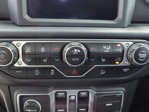 Used 2018 Jeep Wrangler Unlimited Sahara w/ Uconnect 4C Nav & Sound Group AWD/4WD image 30